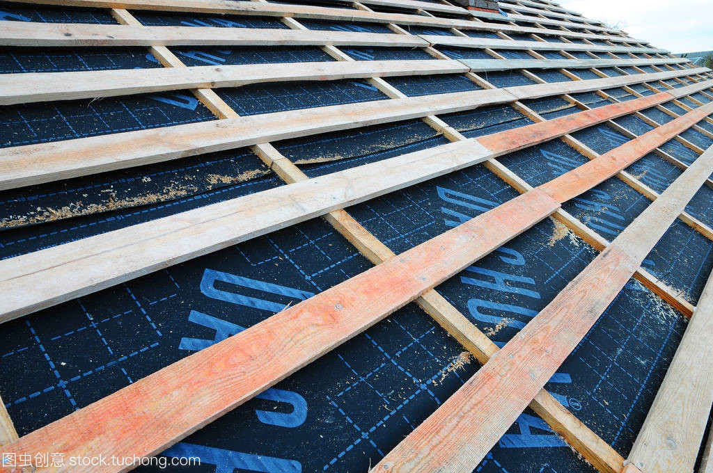 木制的屋面工程施工。屋顶下建设